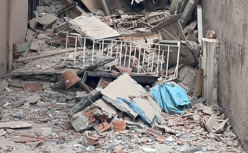 Küçükçekmece'de kentsel dönüşüm için boşaltılan apartman yıkım sırasında çöktü