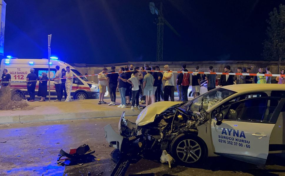Sultanbeyli'de servis minibüsü ile otomobilin çarpıştığı kazada 10 kişi yaralandı