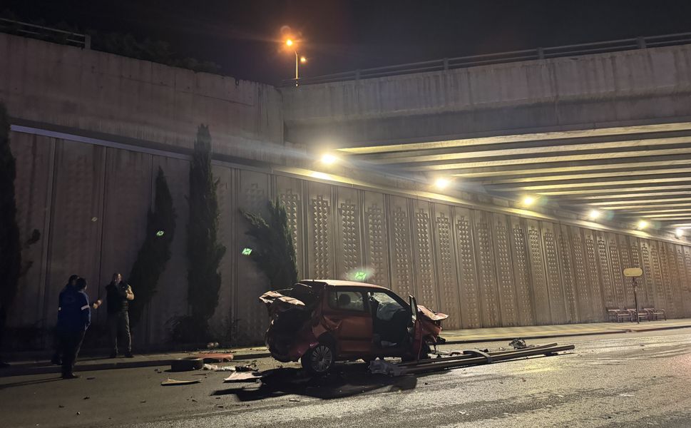 Ankara'da köprüden düşen otomobilin sürücüsü ağır yaralandı