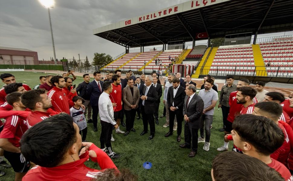 Galatasaray Kulübü Başkanı Özbek, antrenman yapan Mardin 1969 Spor'u ziyaret etti