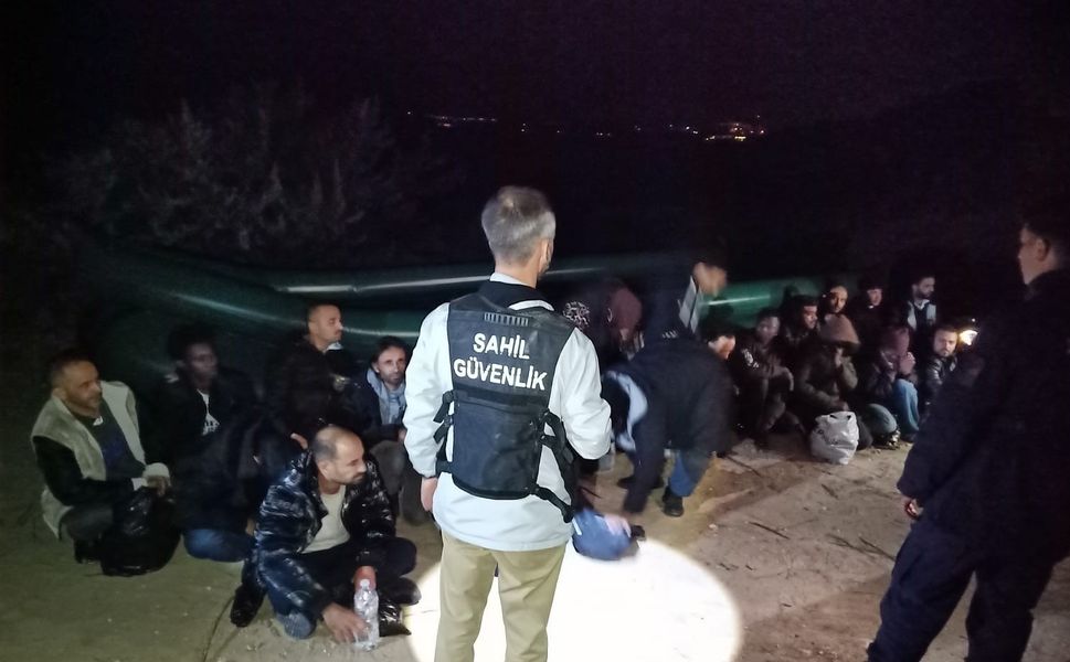 İzmir'de 33 düzensiz göçmen kurtarıldı, 50 düzensiz göçmen yakalandı