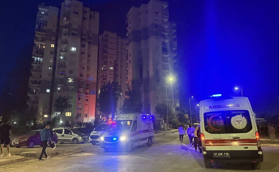 Antalya'da apartmanın dördüncü katında patlama sonrası çıkan yangın söndürüldü