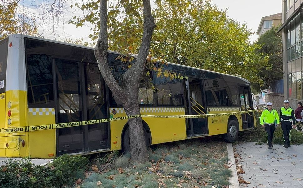 Beşiktaş'ta şoförü kalp krizi geçiren İETT otobüsü kaldırıma çıktı