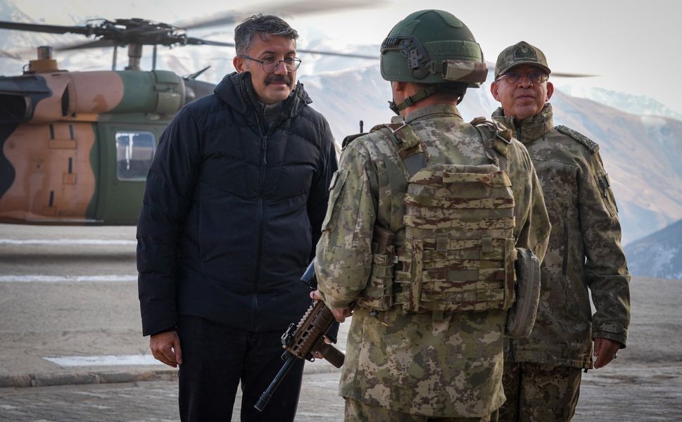 Hakkari Valisi Çelik ve 2. Ordu Komutanı Korgeneral Topaloğlu askeri birlikleri ziyaret etti
