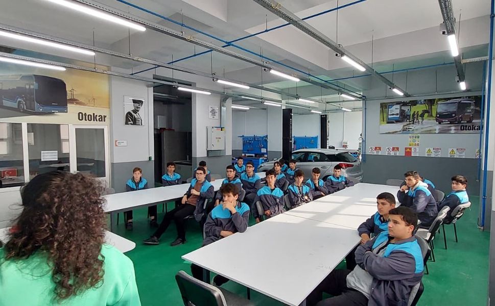Otokar, elektrikli otomobil sektörünün geleceği öğrencileri yetiştiriyor