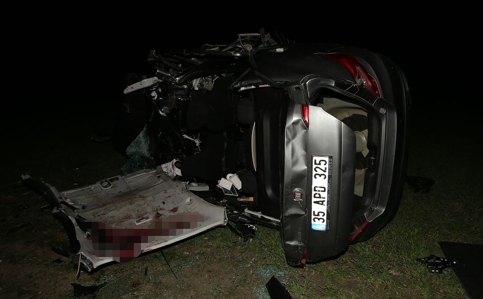 Çanakkale'de iki otomobilin çarpıştığı kazada 5 kişi öldü, 1 kişi yaralandı