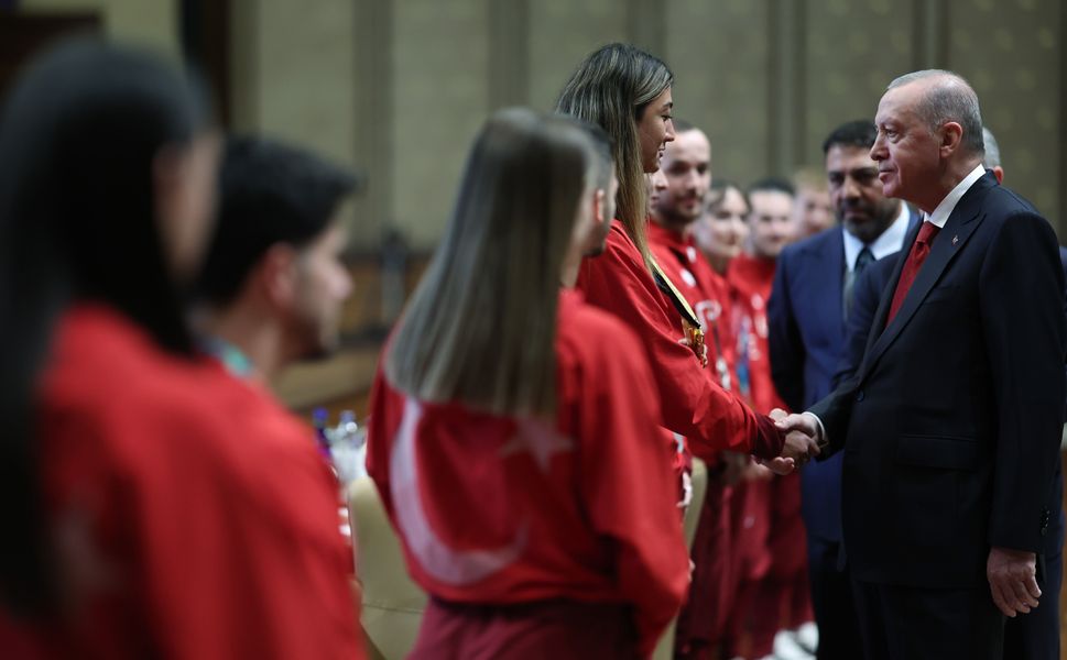 Cumhurbaşkanı Erdoğan, çeşitli branşlardan başarılı sporcuları kabul etti
