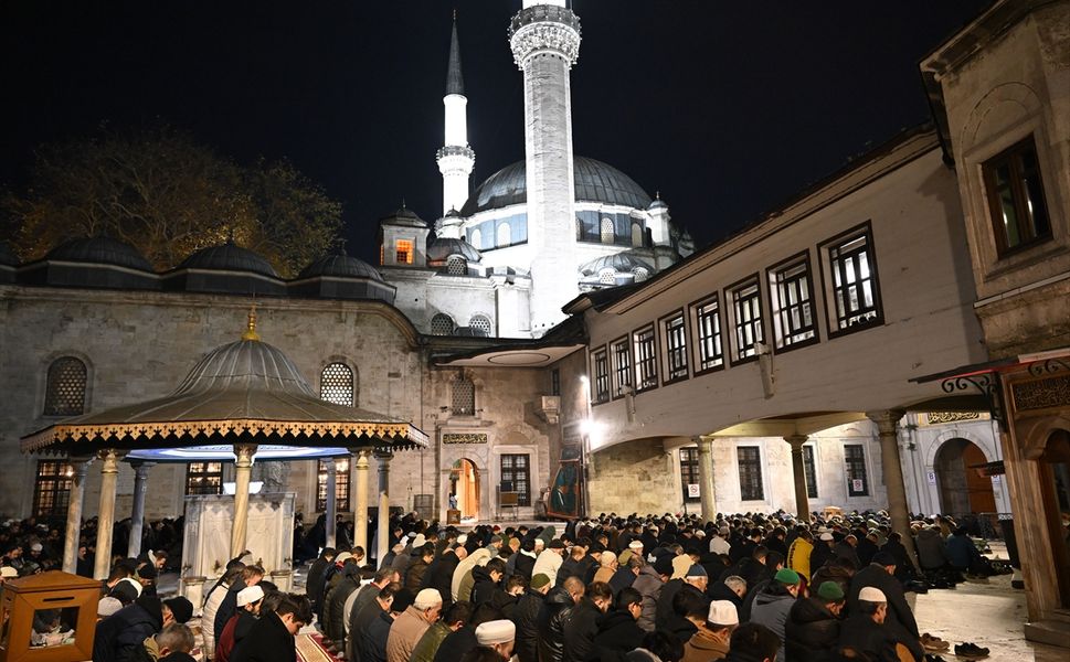 Eyüp Sultan Camisi'nde üç ayların başlaması dolayısıyla dua edildi