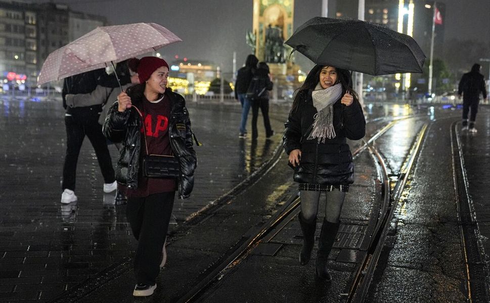 Kuvvetli yağmur ve şiddetli rüzgar etkili oluyor