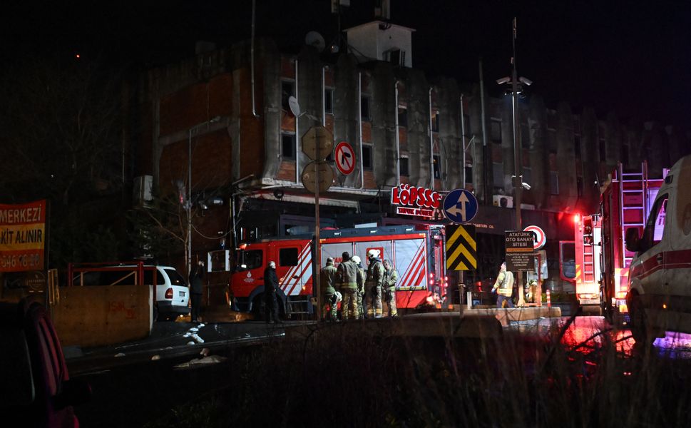 Sarıyer'de sanayi sitesinde çıkan yangında 5 otomobil yandı