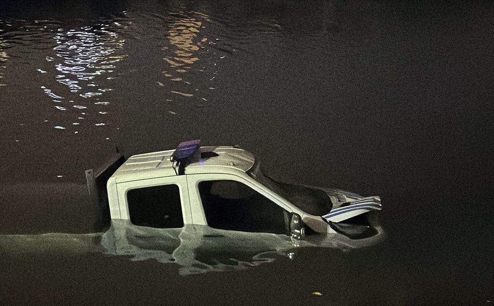 Bakırköy'de kaza yapan zabıta aracı denize düştü
