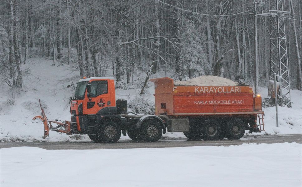 Bolu Dağı'nda kar yağıyor