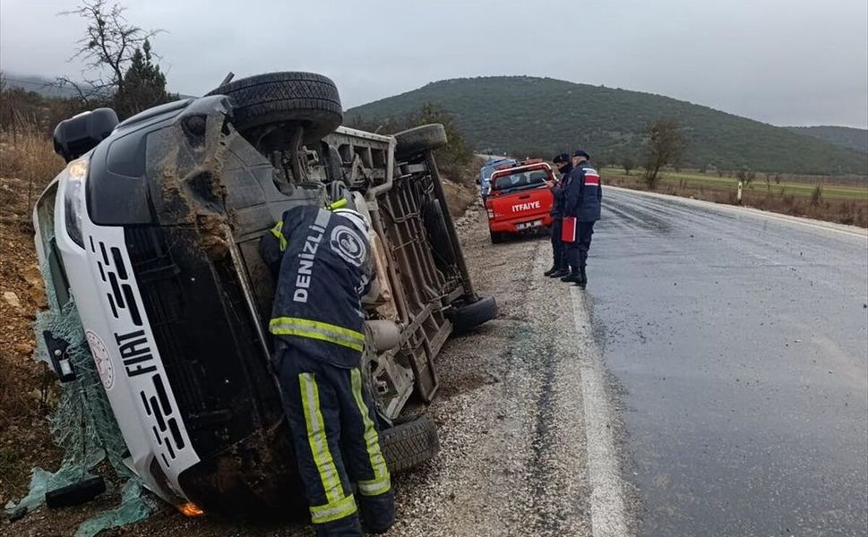 Denizli'de diyaliz hastalarını taşıyan minibüsün devrildiği kazada 9 kişi yaralandı