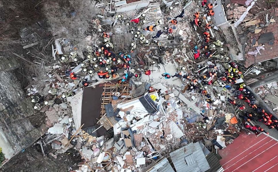 Fatih'te doğal gaz patlaması sonucu 2 bina çöktü