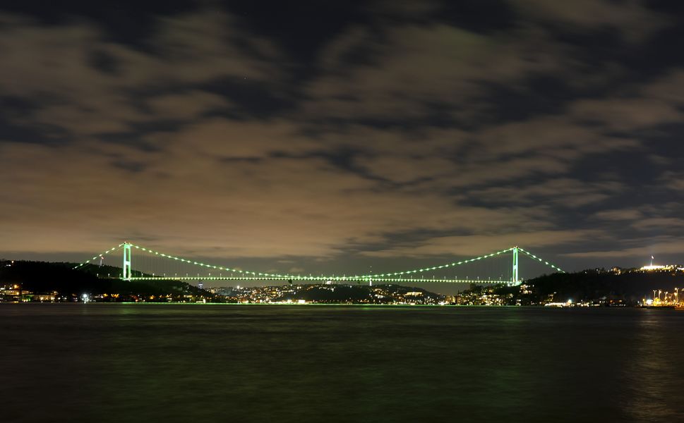 Fatih Sultan Mehmet Köprüsü 'Yeşilay Haftası' için ışıklandırıldı