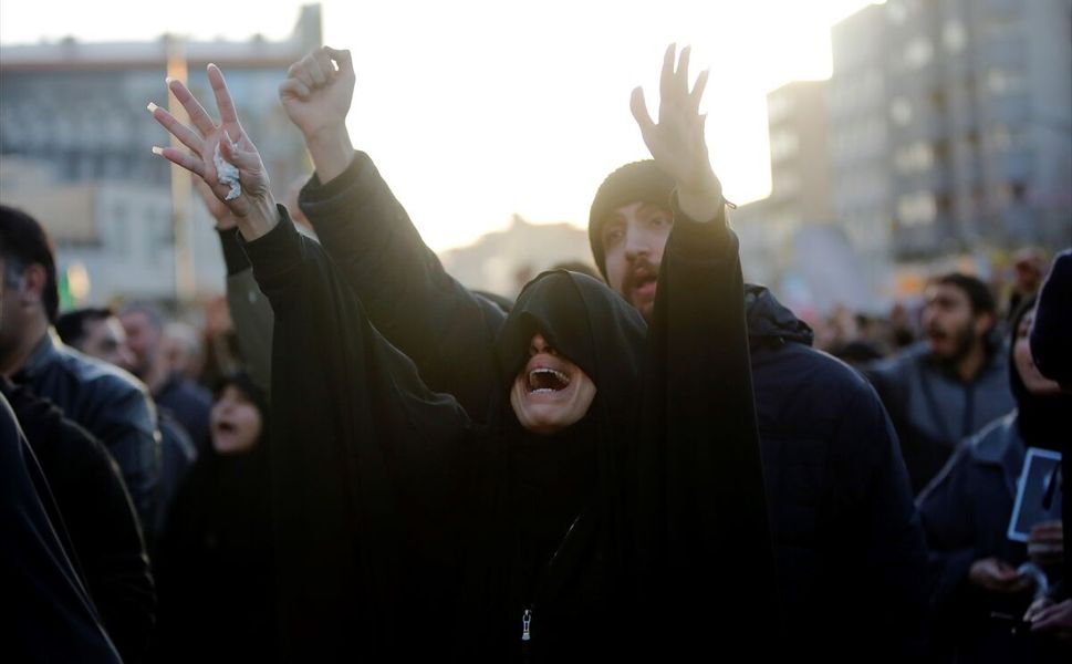 İran lideri Hamaney'in ölümünün ilan edilmesiyle halk İnkılap Meydanı'nda toplandı