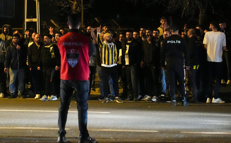 Fenerbahçe'ye Samandıra'da tepkili karşılama