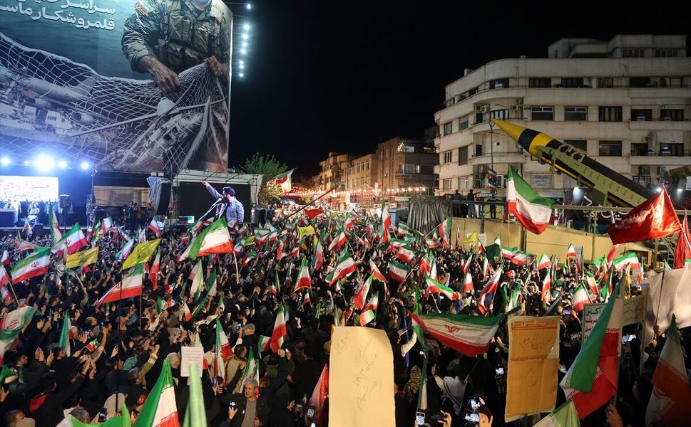 İran'ın başkenti Tahran'da binlerce kişi ABD ve İsrail'i 'füzeler eşliğinde' protesto etti
