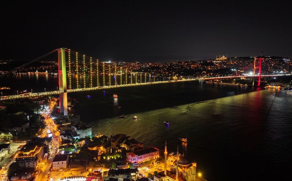 15 Temmuz Şehitler Köprüsü sarı-kırmızı renklerle ışıklandırıldı