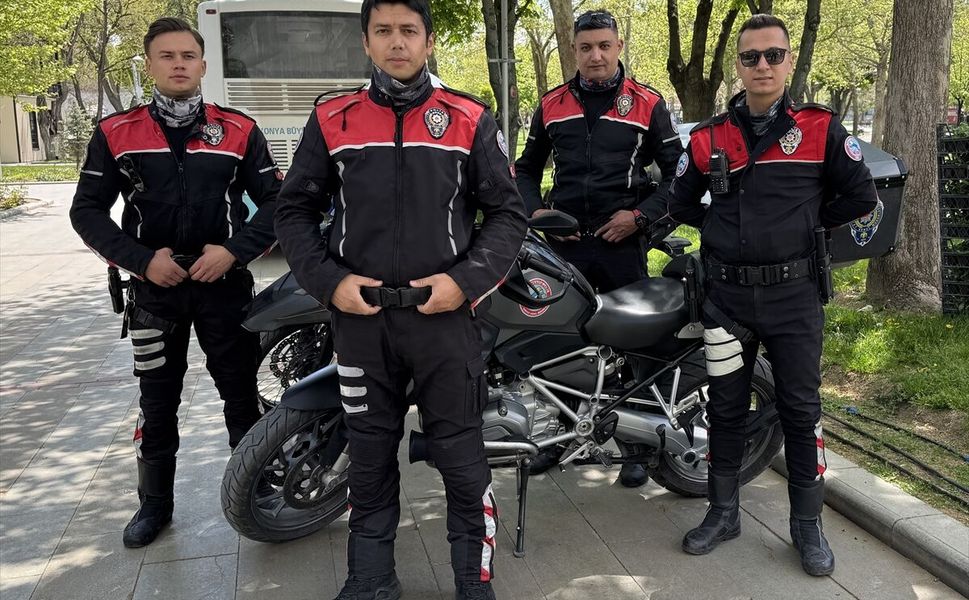 Araç kullanırken boğazına erik kaçan sürücü, polisin Heimlich manevrasıyla kurtuldu