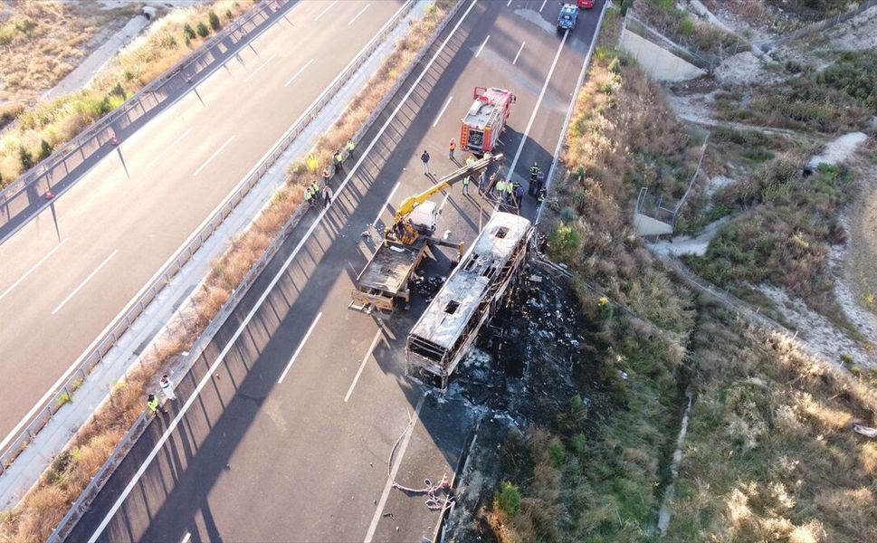 Denizli'de bariyerlere çarparak yanan yolcu otobüsündeki 8 kişi öldü, 33 kişi yaralandı