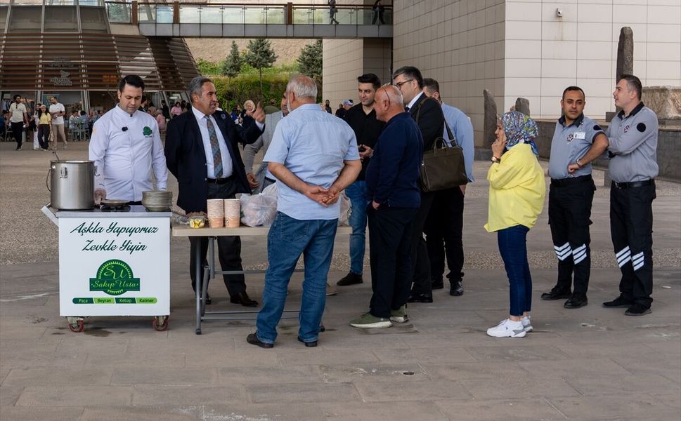 Gastronomi kenti Gaziantep'te, Müzeler Haftası kapsamında ziyaretçilere beyran ikram edildi