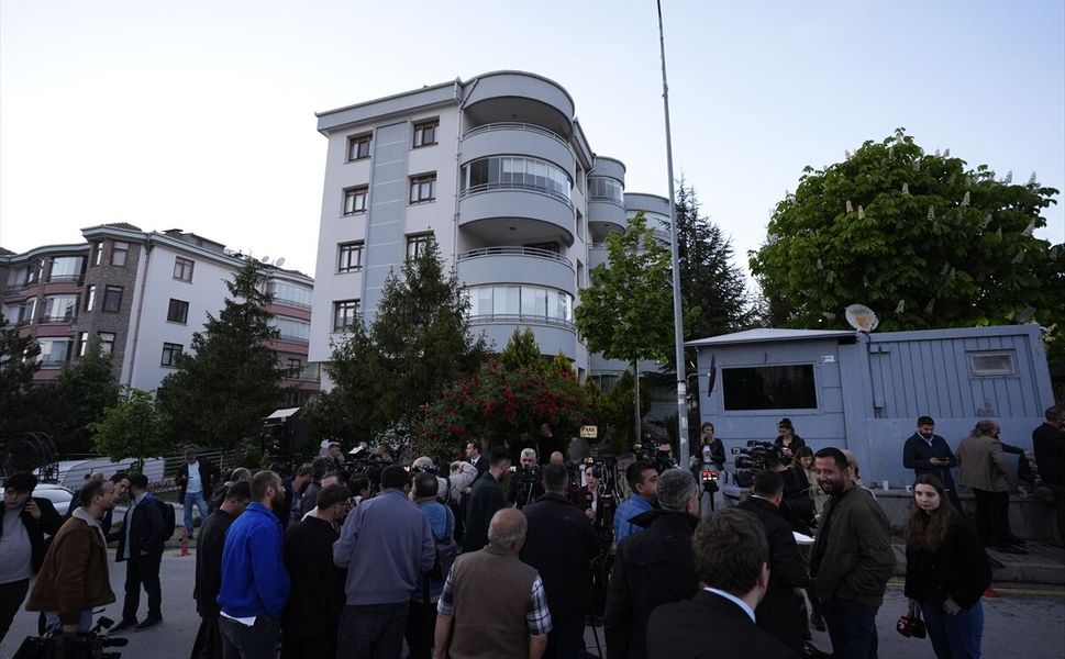 İstinafın CHP kurultay davası kararının ardından partililer, CHP Genel Merkezi'ne geldi