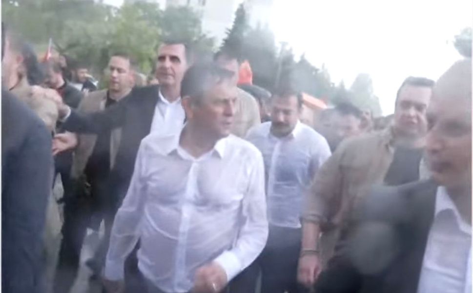 CHP Genel Başkanı Özgür Özel tebligatı yırttı, TBMM'ye yürüyor!