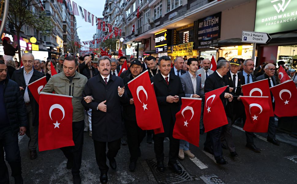 Samsun'da 'Bayrak ve Fener Alayı Yürüyüşü' yapıldı