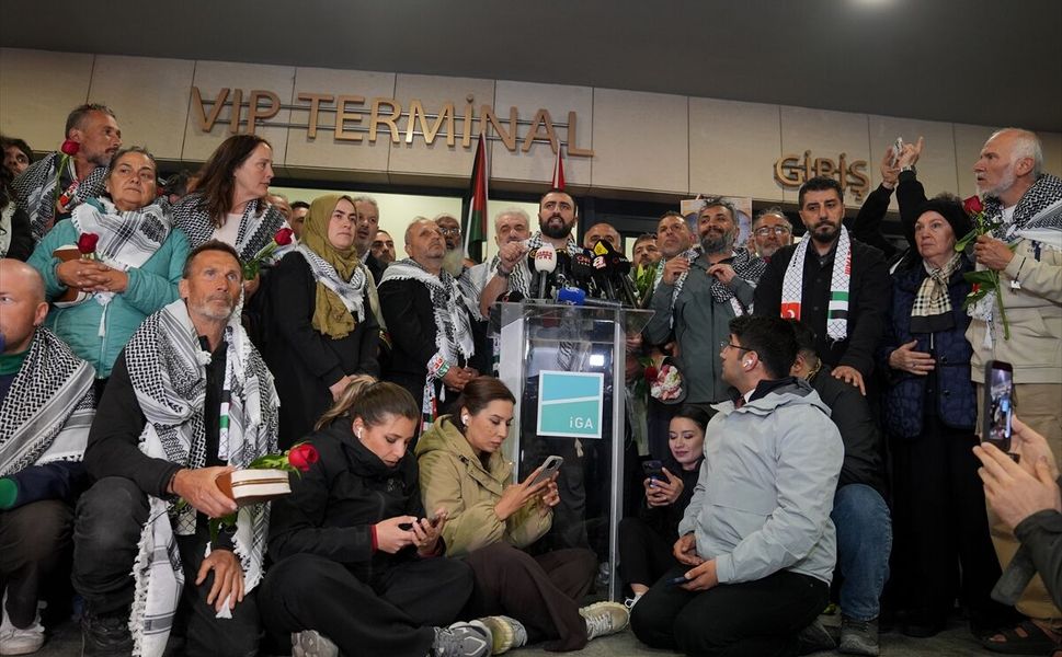 Türkiye'ye dönen Küresel Sumud Filosu aktivistleri törenle karşılandı