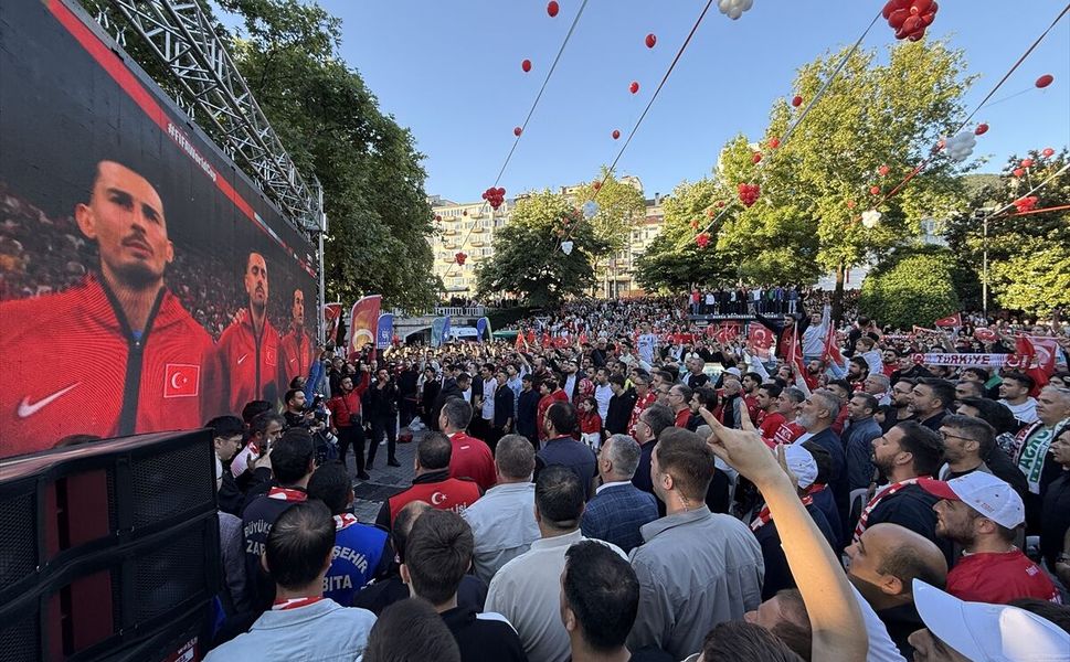 Bursa'da A Milli Futbol Takımı'nın maçı dev ekrandan izlendi
