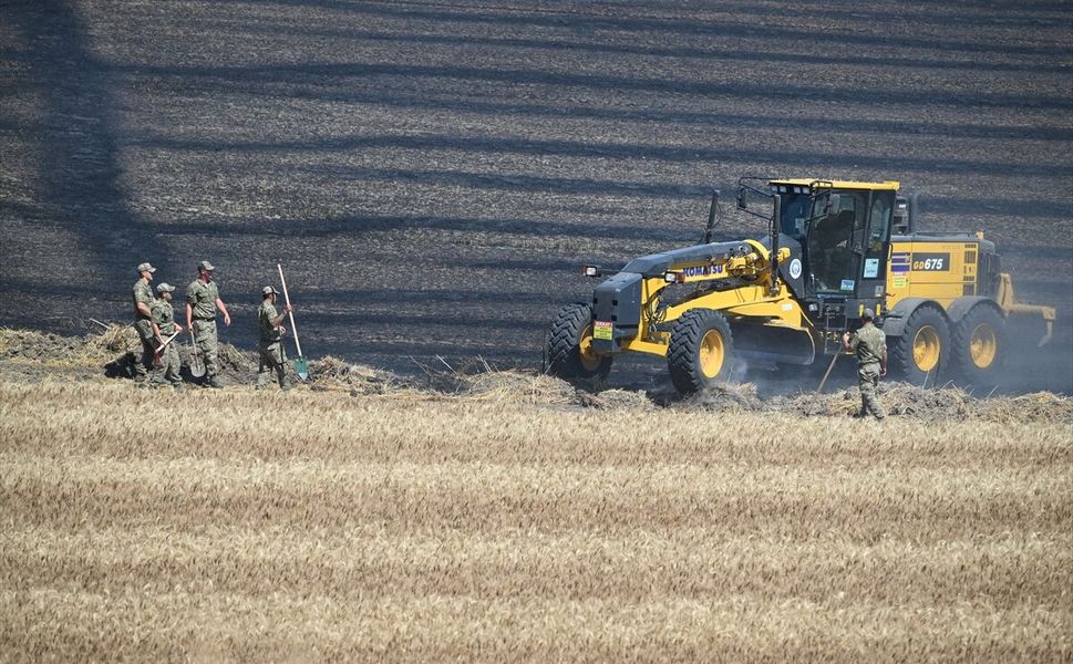 Edirne'de buğday tarlasında başlayıp tarım arazilerine yayılan yangın söndürüldü
