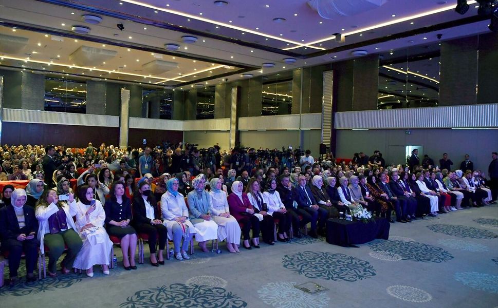 Emine Erdoğan, Şule Yüksel Şenler Vakfının 'Kursiyer ve Mezuniyet Buluşması'na katıldı: