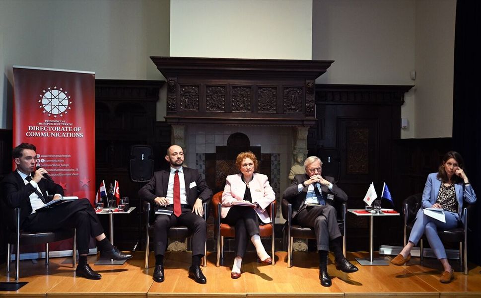 Hollanda'da 'Lahey'den Ankara Zirvesi'ne: Dönüşen Küresel Güvenlik Ortamında NATO'nun Geleceği' paneli düzenlendi