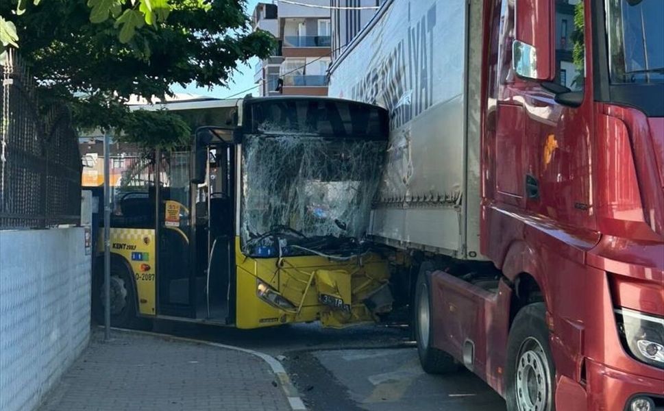Sultanbeyli'de İETT otobüsü ile tırın çarpıştığı kazada 3 kişi yaralandı