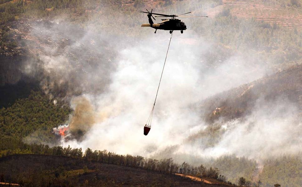 Alanya'da ormanlık alanda çıkan yangına müdahale sürüyor