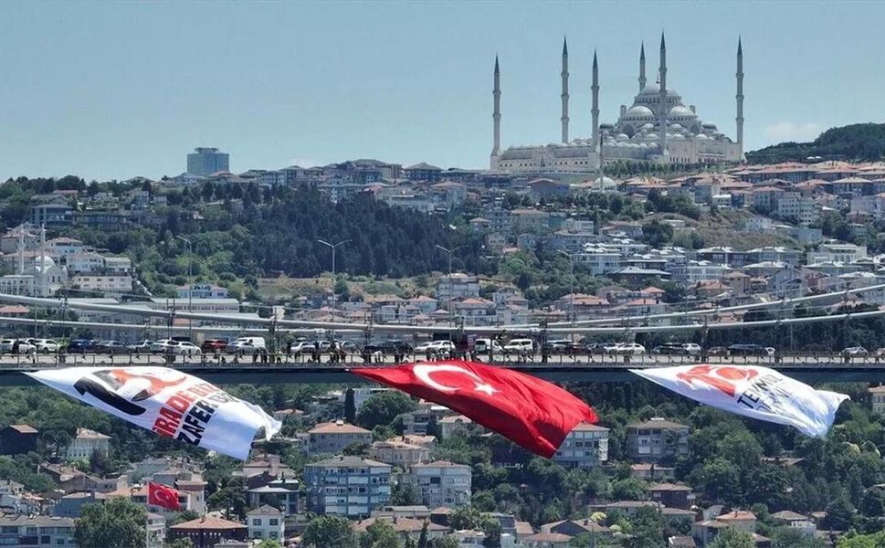İstanbul Boğazı'ndaki köprülere 15 Temmuz dolayısıyla Türk bayrağı asıldı