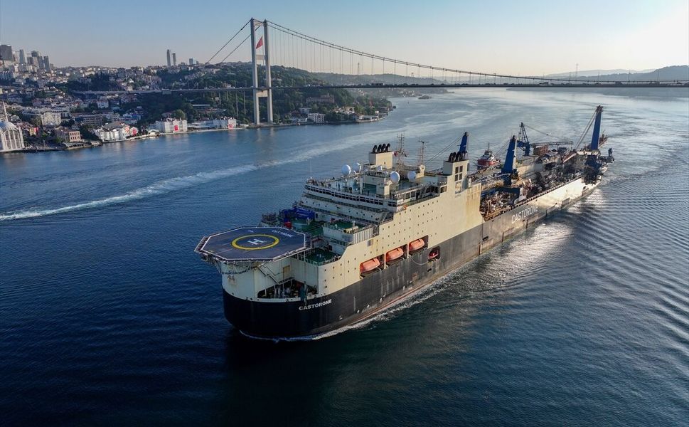 Doğal gaz boru hattı döşeme gemisi İstanbul Boğazı'ndan geçti