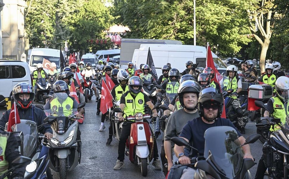 İstanbul'da motosikletçiler 15 Temmuz şehitleri için konvoy oluşturdu