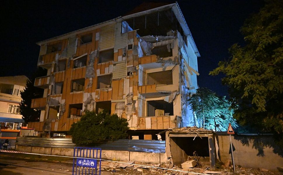 Kartal'da kentsel dönüşüm kapsamındaki binanın balkonları ile duvarı çöktü