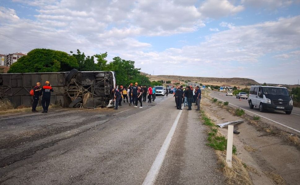 Kırıkkale'de devrilen yolcu otobüsündeki 41 kişi yaralandı