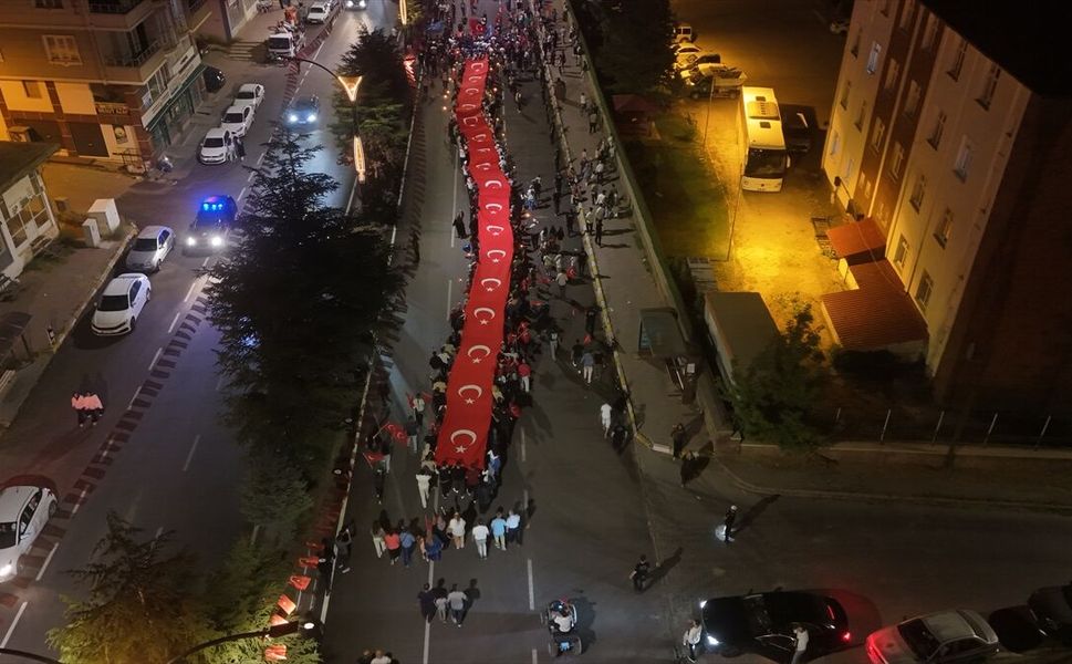 Ahlat'ta Malazgirt Zaferi kutlamaları kapsamında konser ve bayraklı yürüyüş düzenlendi