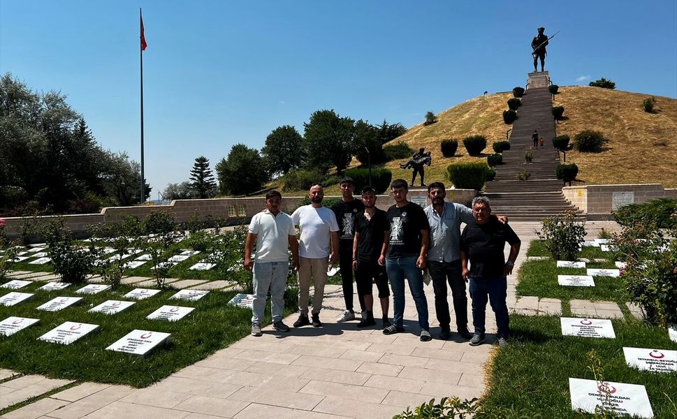 Dumlupınar Şehitliği'ndeki 510 şehidin mezar taşı öğrenciler tarafından yenilendi