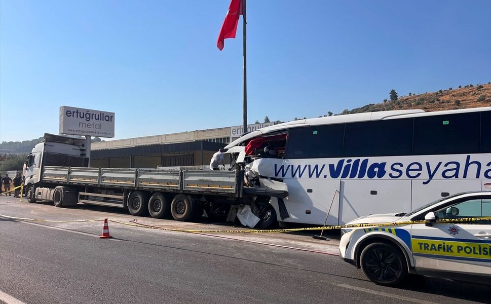 Muğla'da yolcu otobüsü ile tırın çarpıştığı kazada 3 kişi öldü, 17 kişi yaralandı