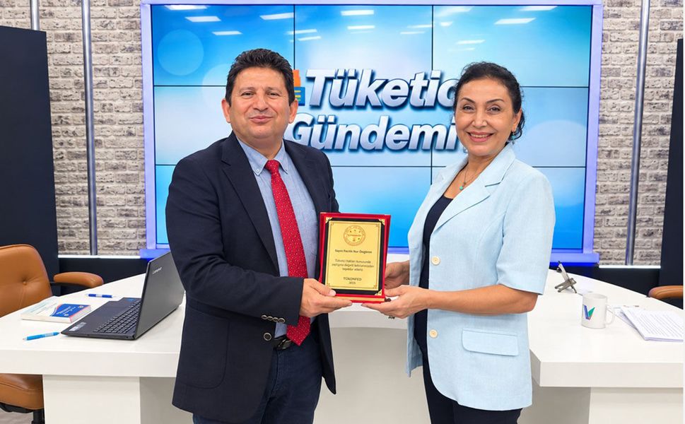 20 yıllık emeğe anlamlı vefa: Tüketicinin sesine plaket