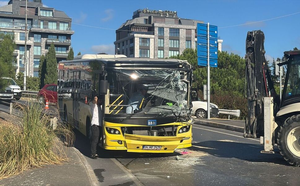 İETT otobüsü ile iş makinesinin çarpışması sonucu 5 kişi yaralandı