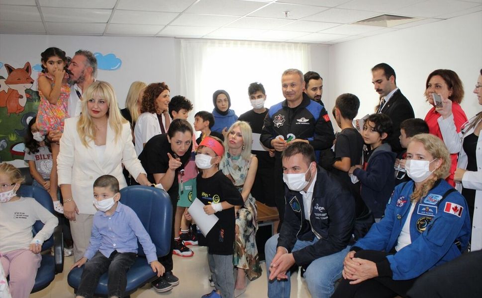 Astronotlar Antalya'da kanser tedavisi gören çocuklar ve öğrencilerle buluştu