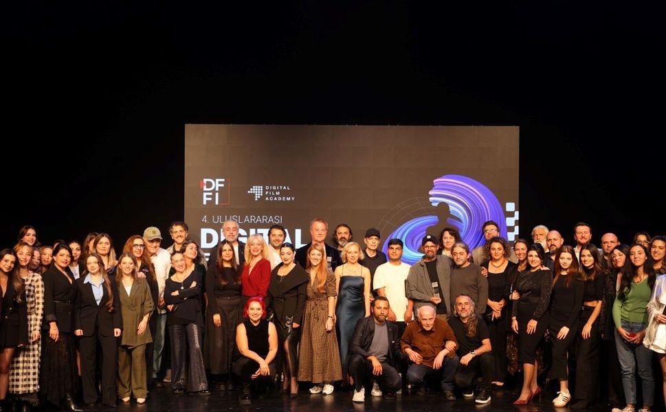 BAFTA ödüllü oyuncu Owen Teale, 'Uluslararası Digital Film Festival İstanbul'da ödül aldı