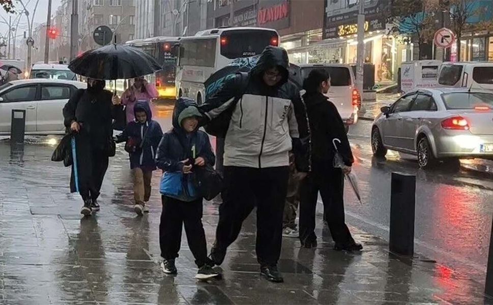 İstanbul'da olumsuz hava koşulları nedeniyle yarın eğitime 1 gün süreyle ara verildi