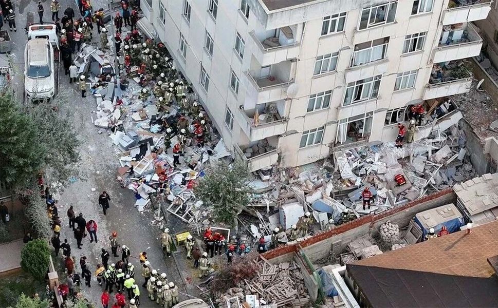 Maltepe'de 7 katlı binada kısmi çökme meydana geldi